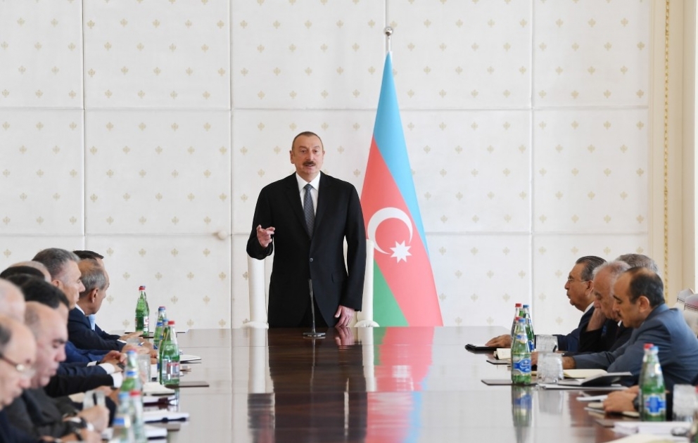 Prezident İlham Əliyevin sədrliyi ilə Nazirlər Kabinetinin 2018-ci ilin birinci yarısının sosial-iqtisadi inkişafının yekunlarına və qarşıda duran vəzifələrə həsr olunan iclası keçirilib YENİLƏNİB VİDEO