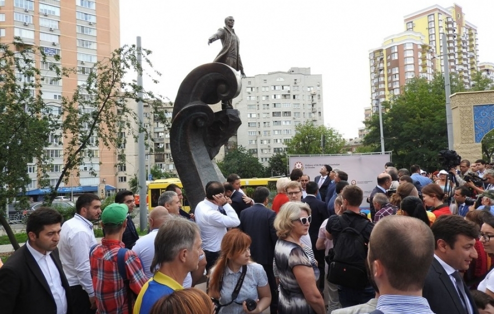 В центре Киева состоялась церемония торжественного открытия парка имени Муслима Магомаева ВИДЕО