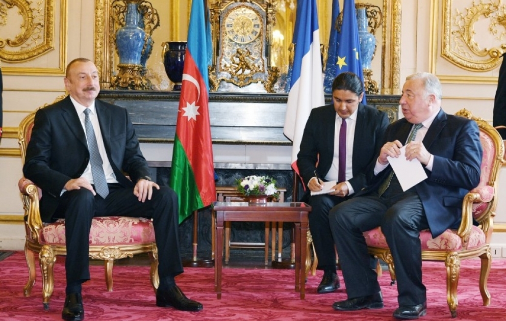 Präsident Ilham Aliyev tifft sich mit dem Vorsitzenden des französischen Senats Gérard Larcher VIDEO