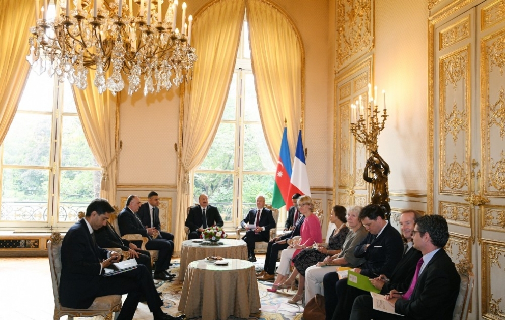 Paris: Treffen von Präsident Ilham Aliyev mit Präsident der französischen Nationalversammlung VIDEO