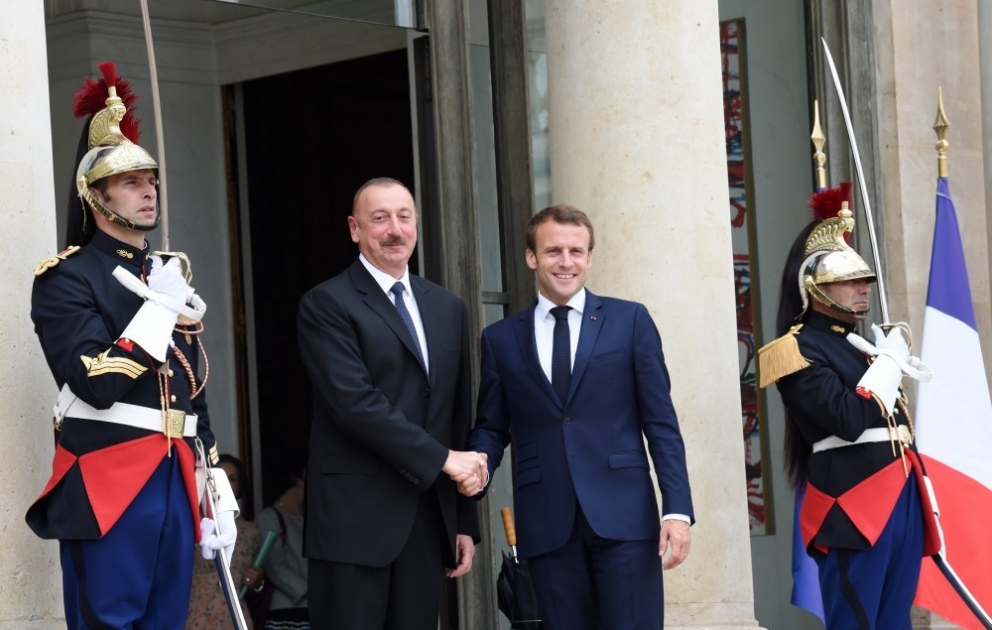 Präsident Ilham Aliyev trifft mit seinem französischen Amtskollegen Emmanuel Macron VIDEO
