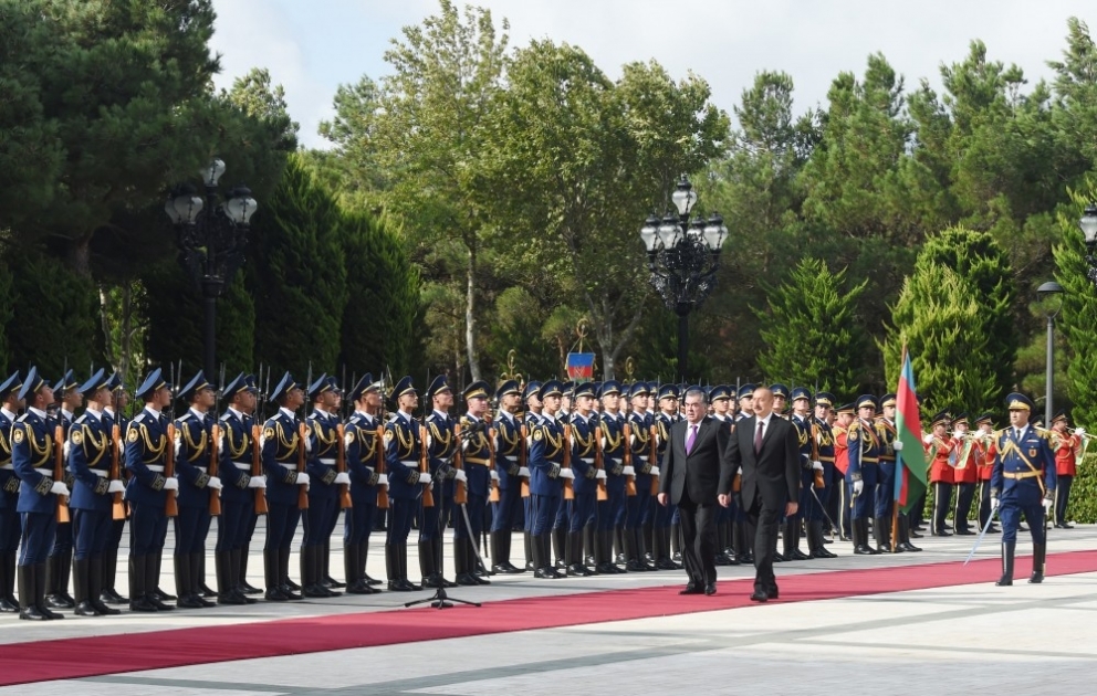 Offizieller Empfang von Tadschikistans Präsident Emomali Rahmon in Baku VIDEO