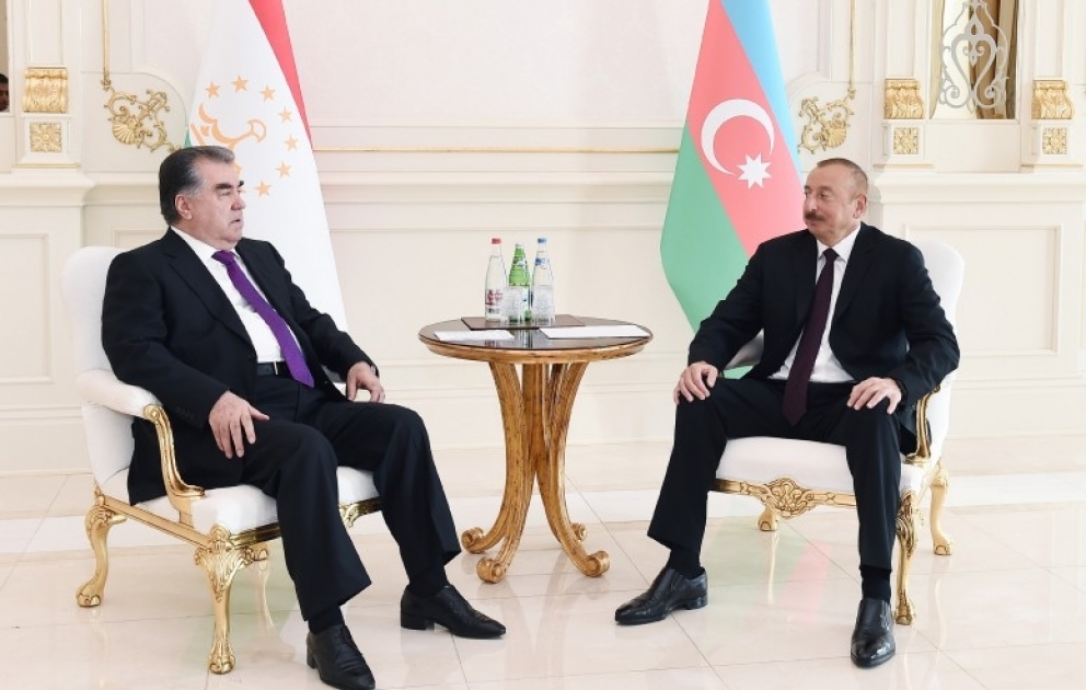 Präsident Ilham Aliyev trifft Präsident Emomali Rahmon zum Vier-Augen-Gespräch VIDEO