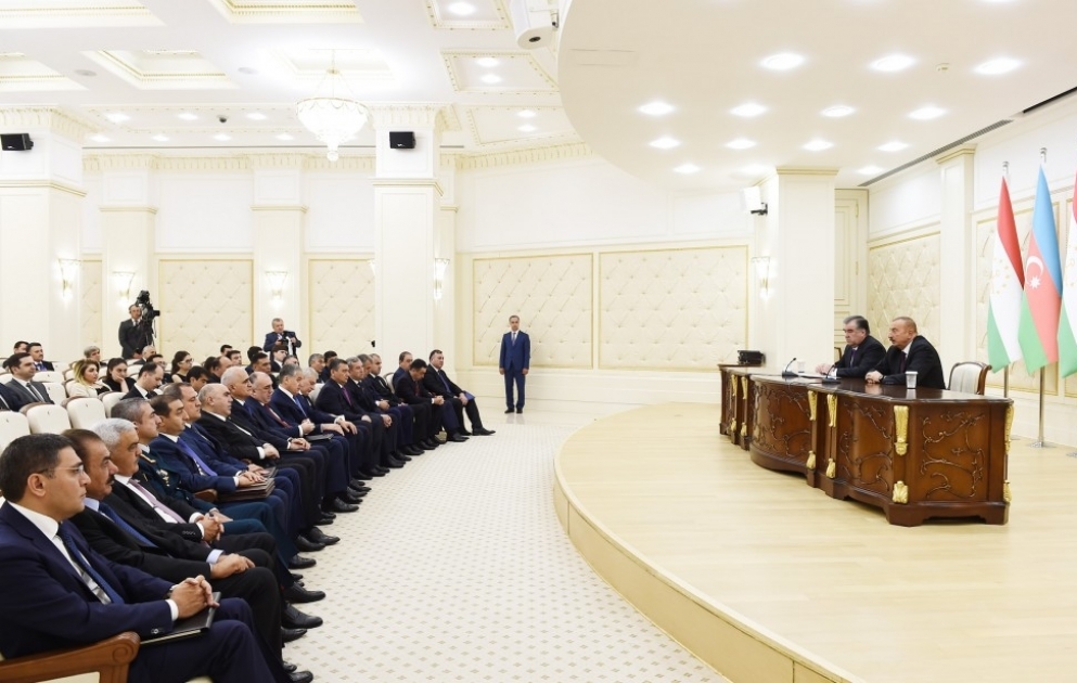 Präsident Ilham Aliyev und Präsident Emomali Rahmon treten mit Presseerklärung auf VIDEO