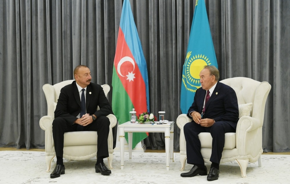 Präsident Ilham Aliyev trifft sich mit Präsident Nursultan Nasarbajew in Aktau VIDEO
