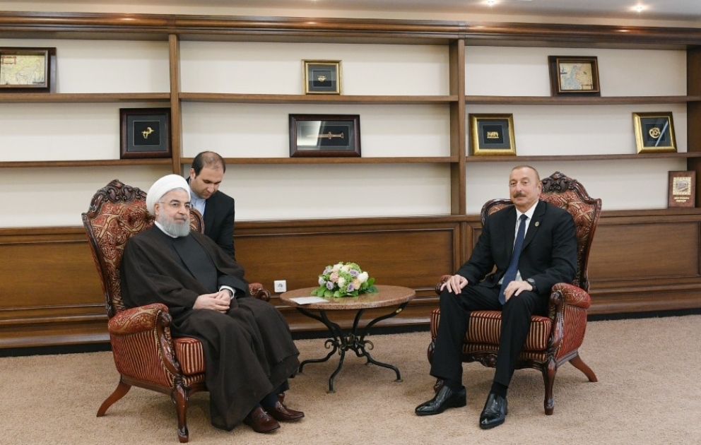 Präsident Ilham Aliyev trifft mit Irans Präsident Hassan Rouhani zusammen VIDEO