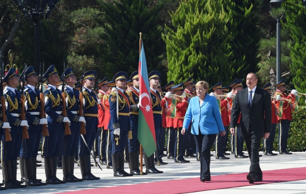 Almaniyanın Federal Kansleri Angela Merkelin rəsmi qarşılanma mərasimi olub VİDEO