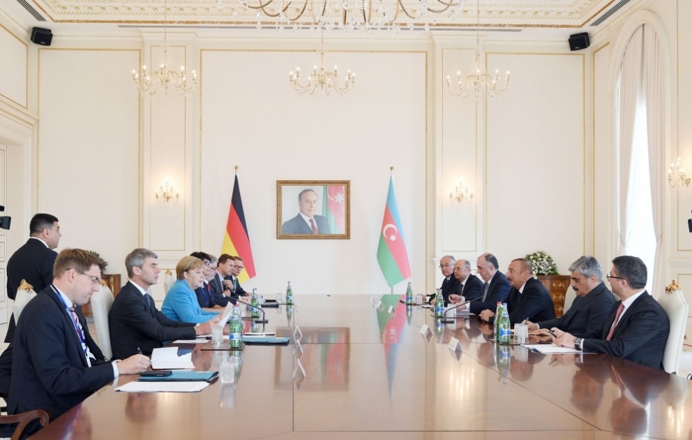 Rencontre du président azerbaïdjanais et de la chancelière allemande élargie aux délégations VIDEO