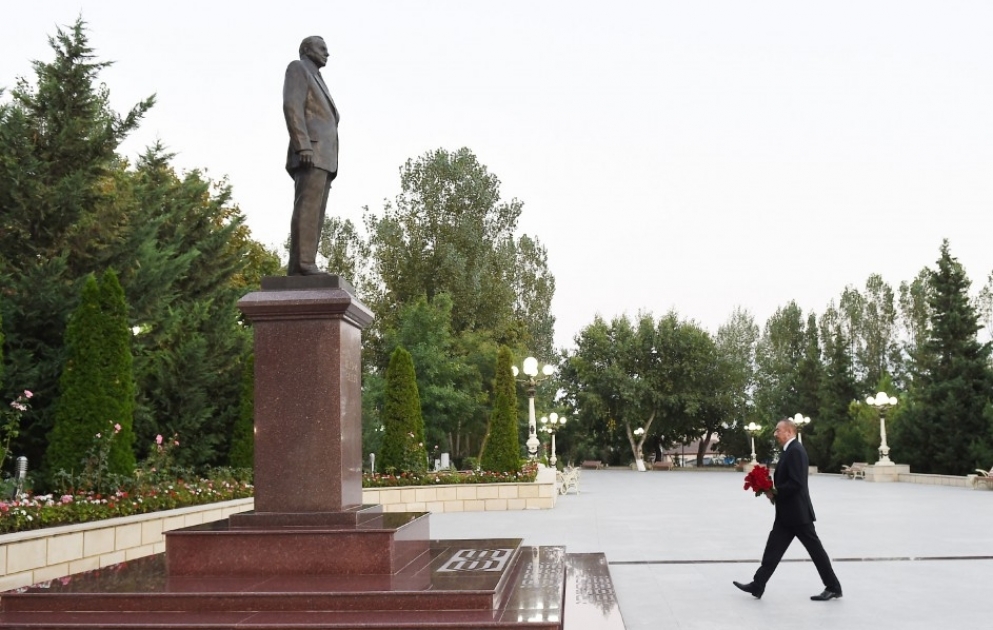 Посещение памятника общенациональному лидеру Гейдару Алиеву в Шамахе ВИДЕО