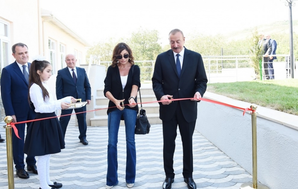 Le président Ilham Aliyev a inauguré le nouveau bâtiment de l'école secondaire du village de Meysari à Chamakhy VIDEO