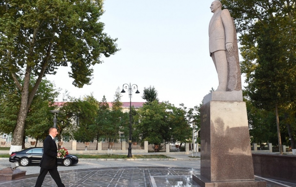 Le président Ilham Aliyev visite le monument du leader national Heydar Aliyev à İsmayilli VIDEO