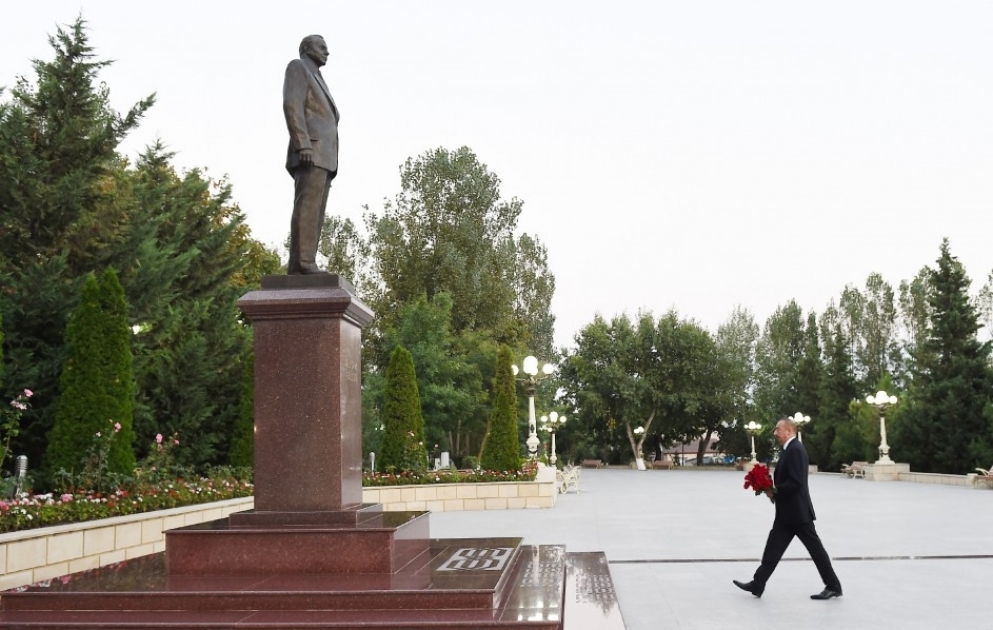 Chamakhy : le président Ilham Aliyev se recueille devant le monument d'Heydar Aliyev VIDEO