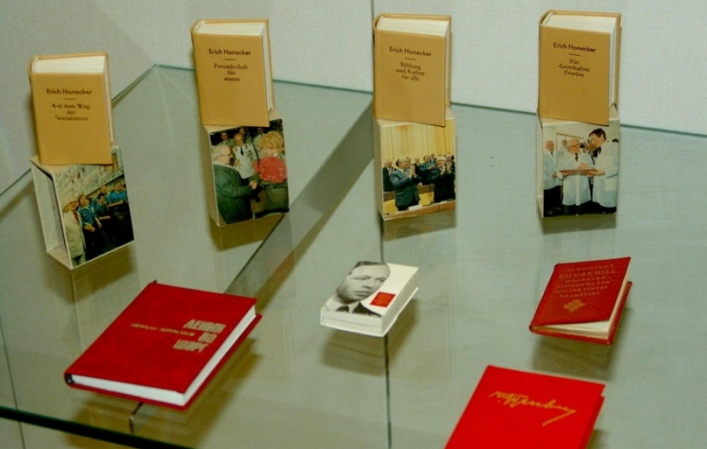 В Сибири представлена выставка миниатюрных книг из Азербайджана ВИДЕО