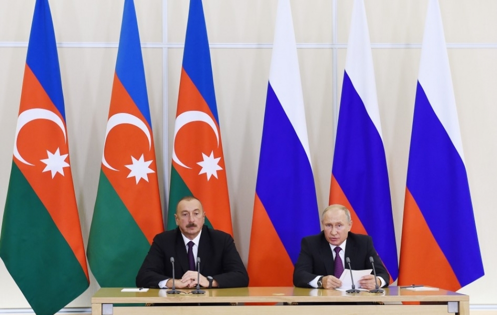 Präsident Ilham Aliyev und Präsident Wladimir Putin treten mit Erklärungen für Presse auf VIDEO