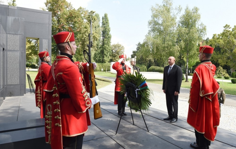 Le président Ilham Aliyev visite le Mémorial «La voix des victimes croates – Le mur de la douleur» à Zagreb VIDEO
