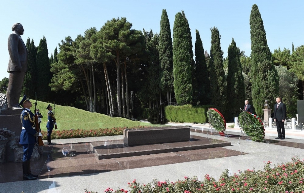 Les présidents azerbaïdjanais et turc se recueillent devant la tombe d’Heydar Aliyev VIDEO