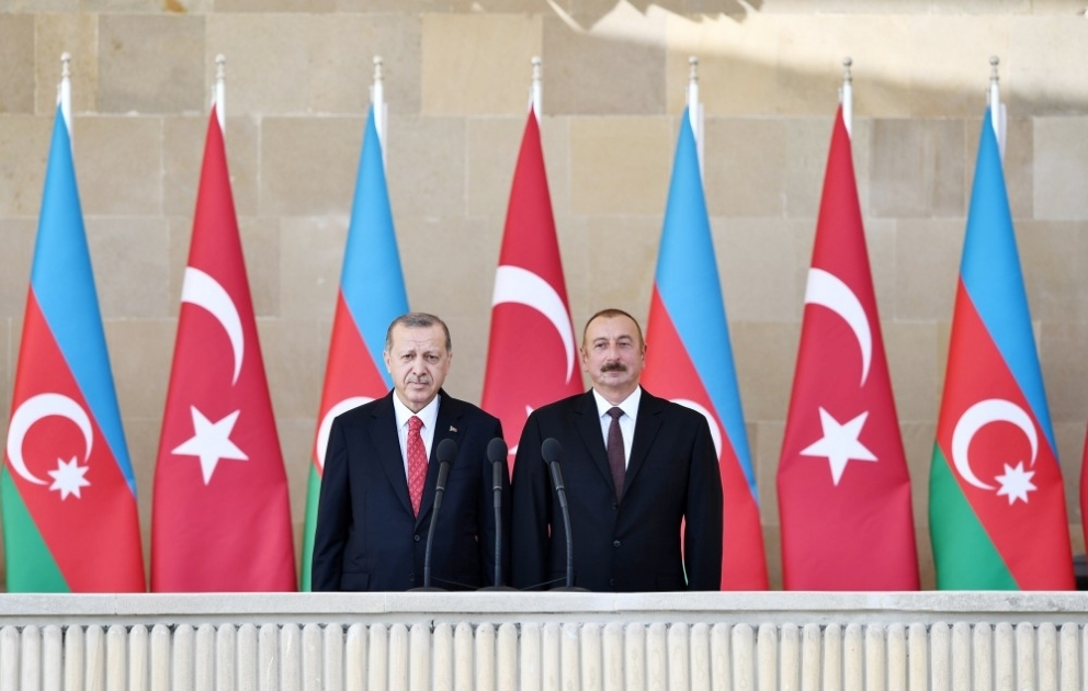 Parade zum 100. Jahrestag der Befreiung von Baku  Präsident Ilham Aliyev und Präsident Recep Tayyip Erdogan verfolgten Parade VIDEO