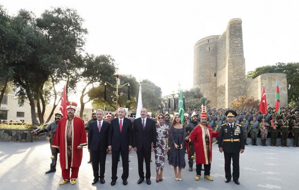 Azerbaijani, Turkish presidents posed for photographs together with parade participants VIDEO