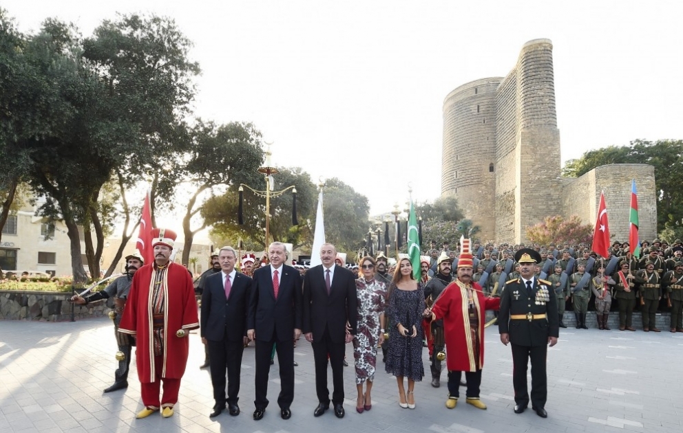 Les présidents azerbaïdjanais et turc posent avec les participants du défilé pour des photos souvenirs VIDEO