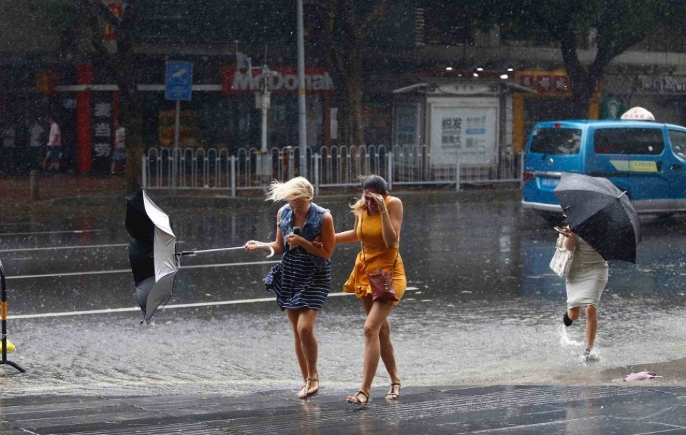 “Manqxut” qasırğası Çində ciddi fəsadlara səbəb olub, ölənlər var VİDEO