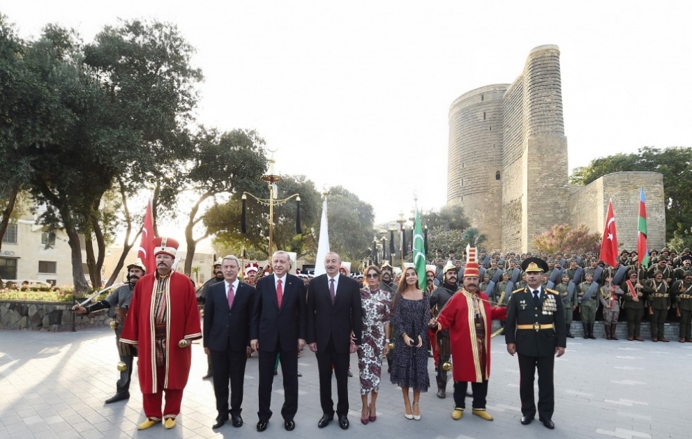 Aserbaidschanische und türkische Staatschefs ließen sich mit Paradeteilnehmern fotografieren VIDEO