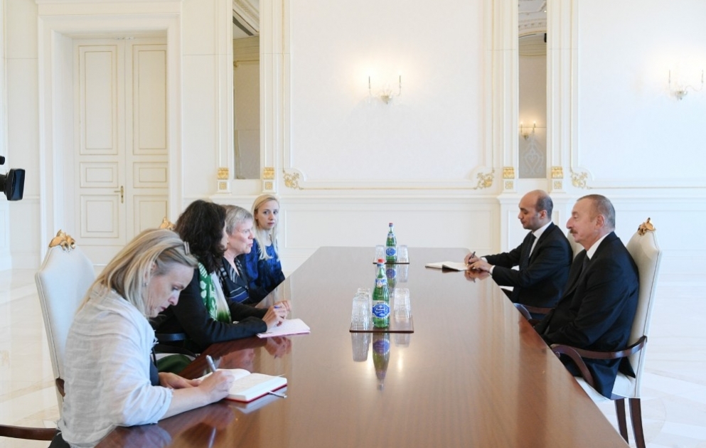 Präsident Ilham Aliyev empfängt Delegation um stellvertretende NATO-Generalsekretärin VIDEO