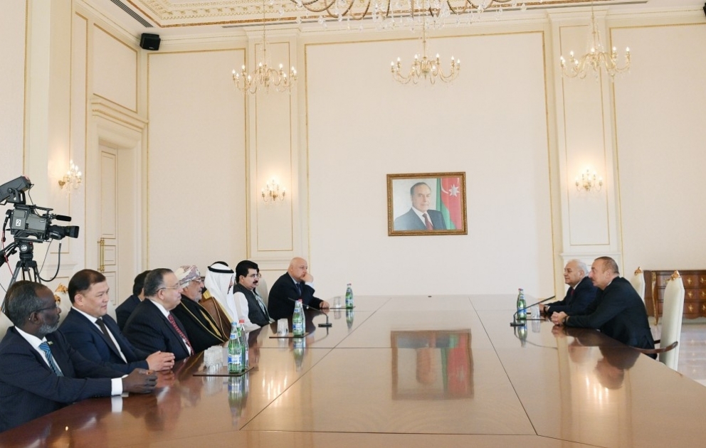 Le président de la République reçoit les présidents des parlements d’un certain nombre de pays VİDEO