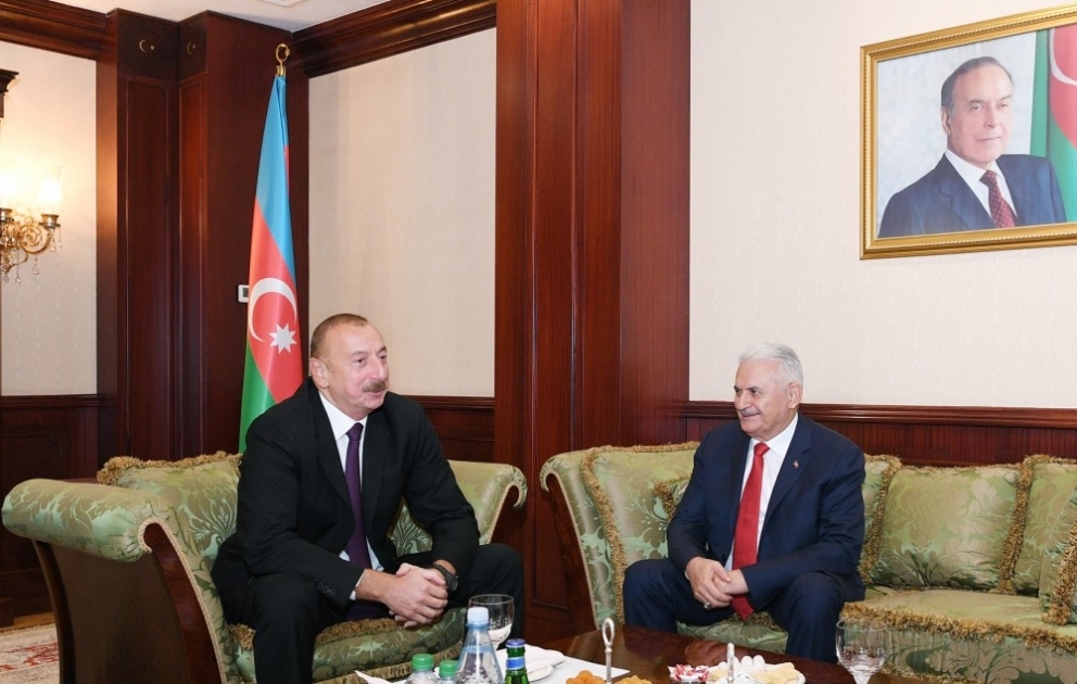 Präsident Ilham Aliyev trifft Parlamentspräsident der Türkei Binali Yildirim VIDEO