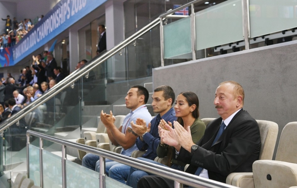 Judo-WM in Baku: Hidayat Heydarov holt Bronze Präsident Ilham Aliyev verfolgt Kampf um Bronze VIDEO