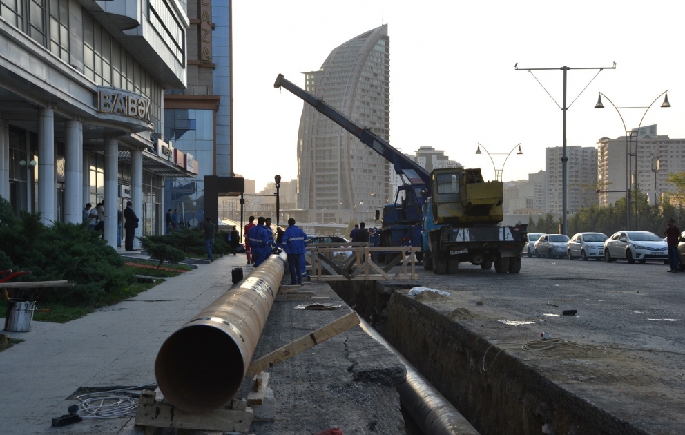 Bakının küçələrində yağıntılar zamanı yığılıb qalan yağış sularının kənarlaşdırılması üçün tədbirlər həyata keçirilir VİDEO