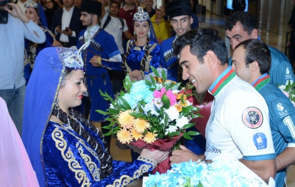 Polo üzrə Avropa çempionatında ikinci yeri tutan Azərbaycan milli komandası Vətənə qayıdıb VİDEO YENİLƏNİB