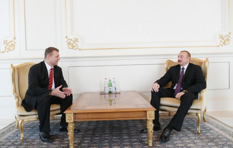 Prezident İlham Əliyev Çexiyanın Azərbaycanda yeni təyin olunmuş səfirinin etimadnaməsini qəbul edib YENİLƏNİB VİDEO