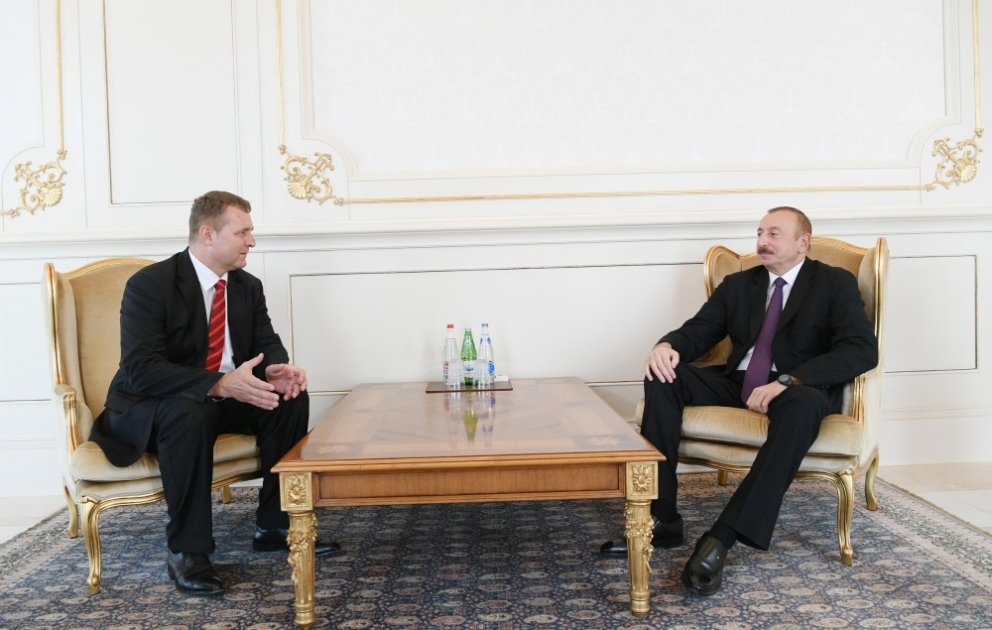 Le président Ilham Aliyev a reçu les lettres de créance du nouvel ambassadeur tchèque en Azerbaïdjan VIDEO