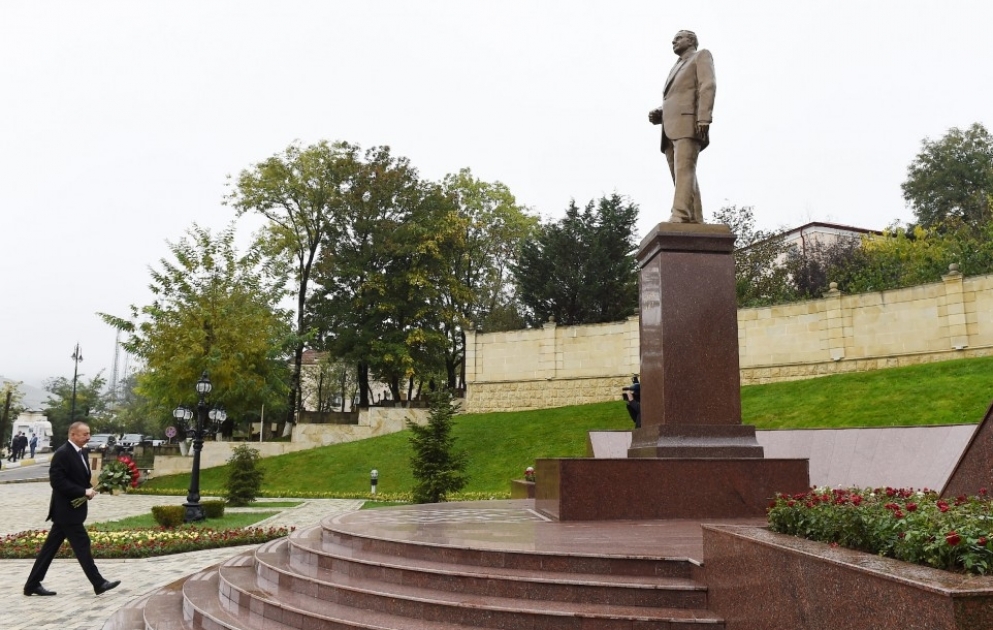 Посещение памятника общенациональному лидеру Гейдару Алиеву ВИДЕО