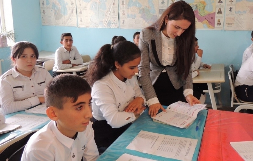 Gənc müəllim: Tez-tez eşidilən atəş səslərinə baxmayaraq, şagirdlərin dərsə həvəsi məni də ruhlandırır VİDEO
