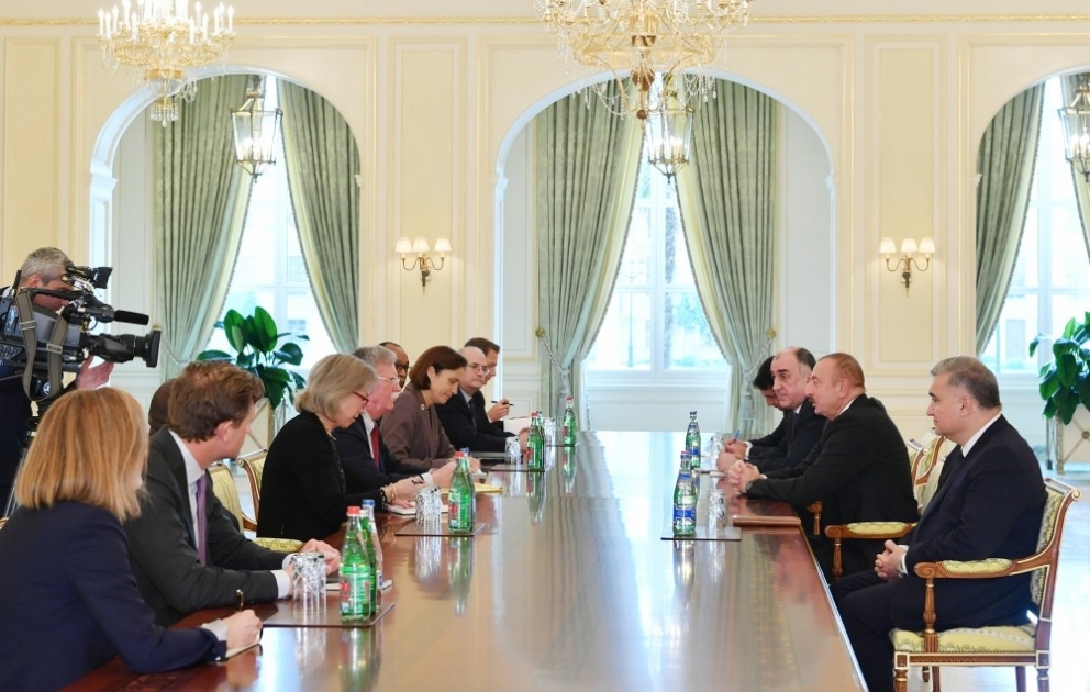 Staatspräsident Ilham Aliyev empfängt US-Sicherheitsberater VIDEO