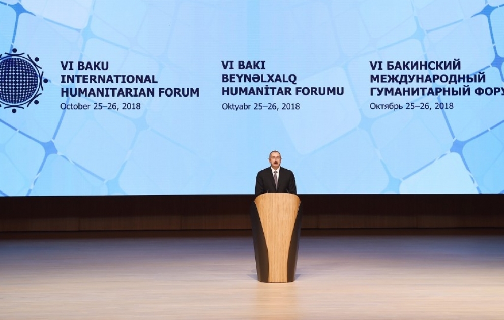 Sechstes Internationales Humanitäres Forum 2018 seine Arbeit begonnen Staatspräsident Ilham Aliyev nahm an offizieller Eröffnungsveranstaltung teil VIDEO