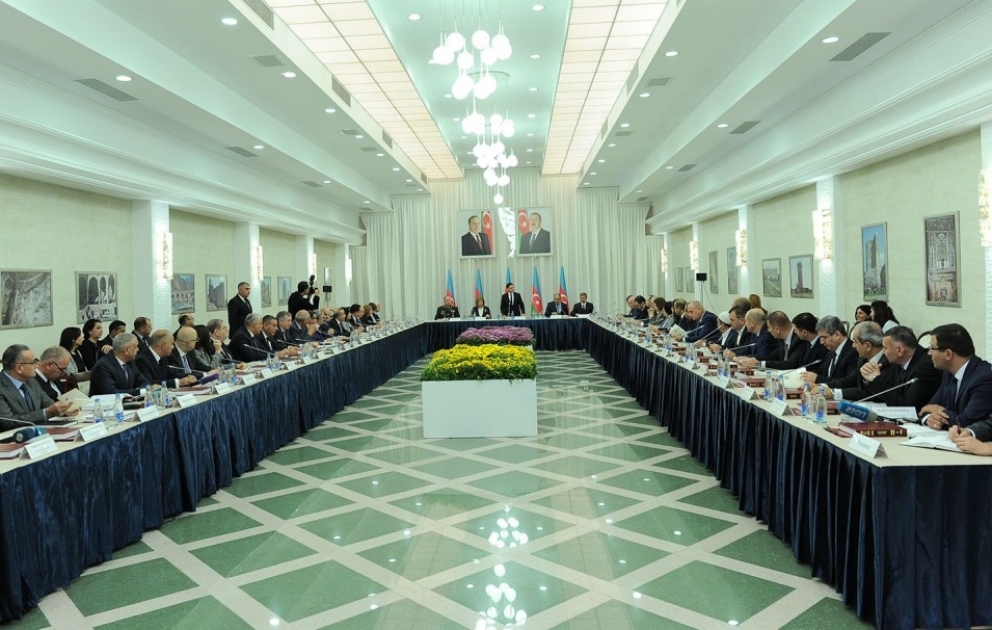 Əsir və itkin düşmüş, girov götürülmüş vətəndaşlarla əlaqədar Dövlət Komissiyasının fəaliyyətinin 25 illiyinə həsr olunmuş iclası keçirilib YENİLƏNİB VİDEO