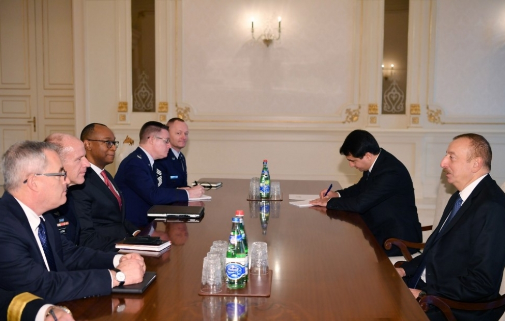 Le président Ilham Aliyev reçoit une délégation menée par le commandant du Commandement de transport américain VIDEO