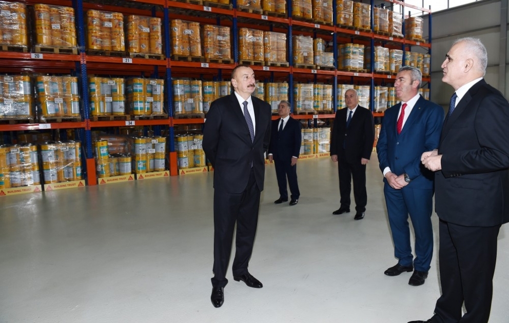 Präsident Ilham Aliyev weiht Anlage für Herstellung von chemischen Baustoffen im Sumgait Chemieindustriepark ein VIDEO