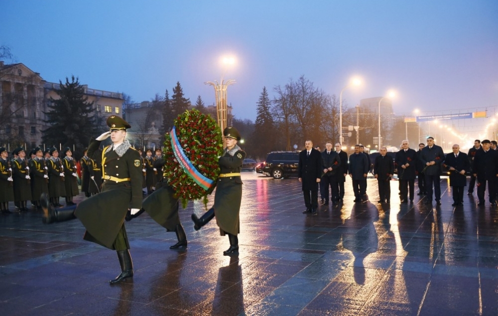 Le président Ilham Aliyev visite le monument en l’honneur de la Victoire contre le fascisme à Minsk VIDEO