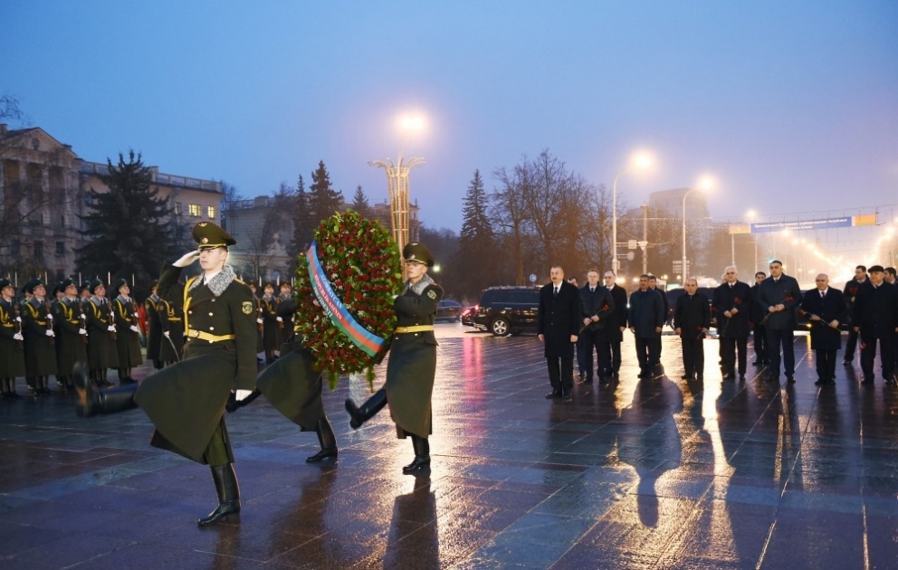 Präsident von Aserbaidschan Ilham Aliyev besucht "Siegesplatz" in Minsk VIDEO