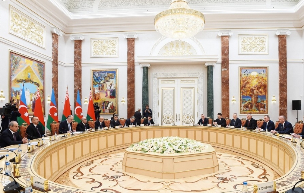 Staatpräsident Ilham Aliyev und Präsident Alexander Lukaschenko treffen sich in erweitertem Kreis VIDEO