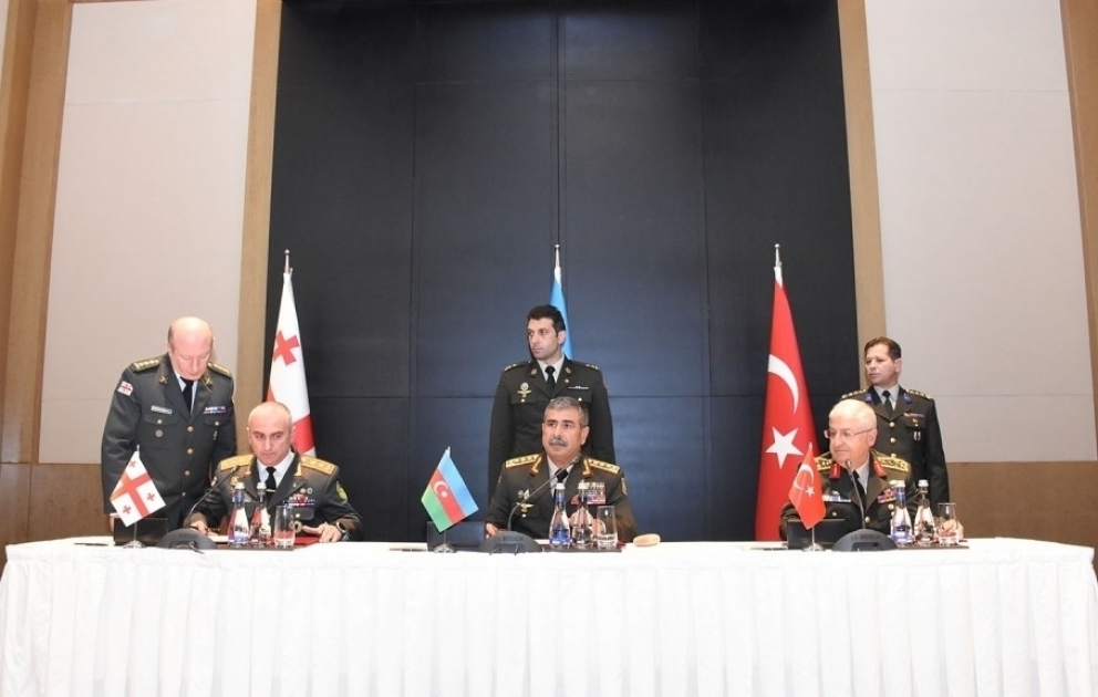 Azərbaycanın müdafiə nazirinin, Türkiyənin və Gürcüstanın Baş Qərargah rəislərinin üçtərəfli görüşünün yekunlarına dair protokol imzalanıb VİDEO