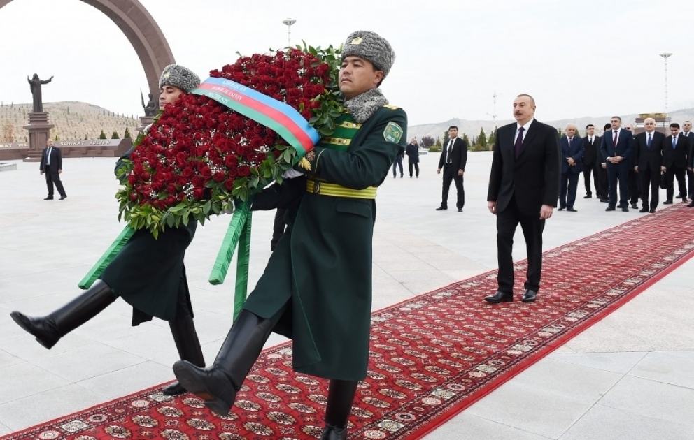 Prezident İlham Əliyev Aşqabadda “Xalq xatirəsi” memorial kompleksini ziyarət edib VİDEO