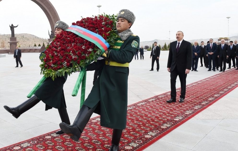 Президент Ильхам Алиев посетил в Ашгабаде мемориальный комплекс «Народная память» ВИДЕО