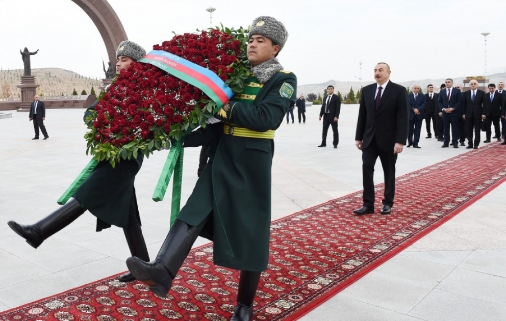 Präsident von Aserbaidschan Ilham Aliyev besucht Gedenkkomplex “Volksgedenken“ in Aschgabat VIDEO