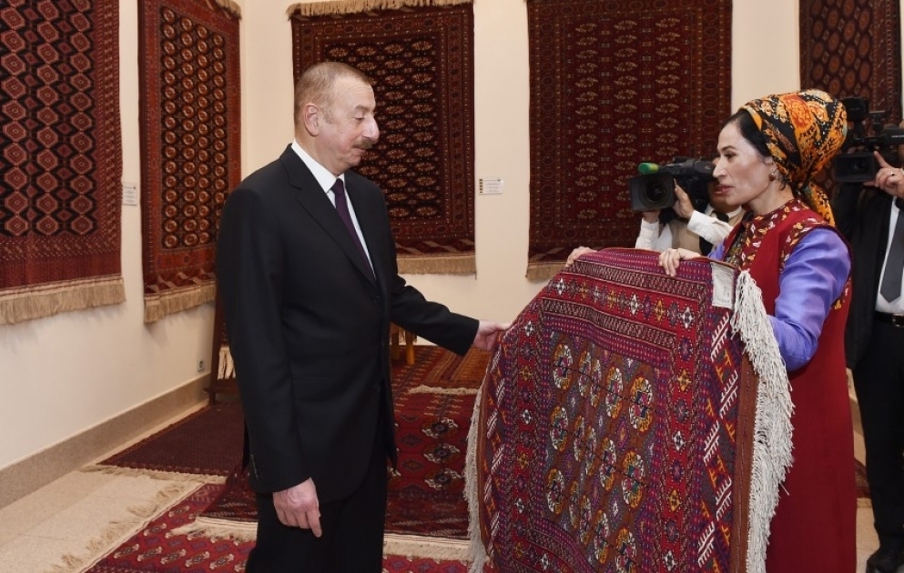 Aserbaidschans Präsident Ilham Aliyev besucht nationales Teppichmuseum in Turkmenistan VIDEO