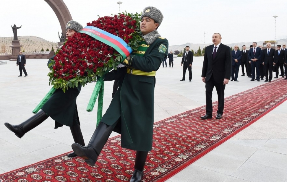Le président Ilham Aliyev visite le complexe de la Mémoire nationale à Achgabat VIDEO