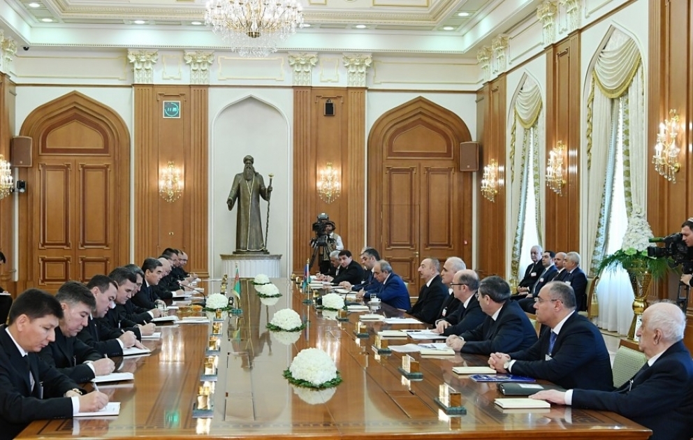 Aschgabat: Präsident Ilham Aliyev und Präsident Gurbanguly Berdimuhamedow treffen sich in erweitertem Kreis VIDEO